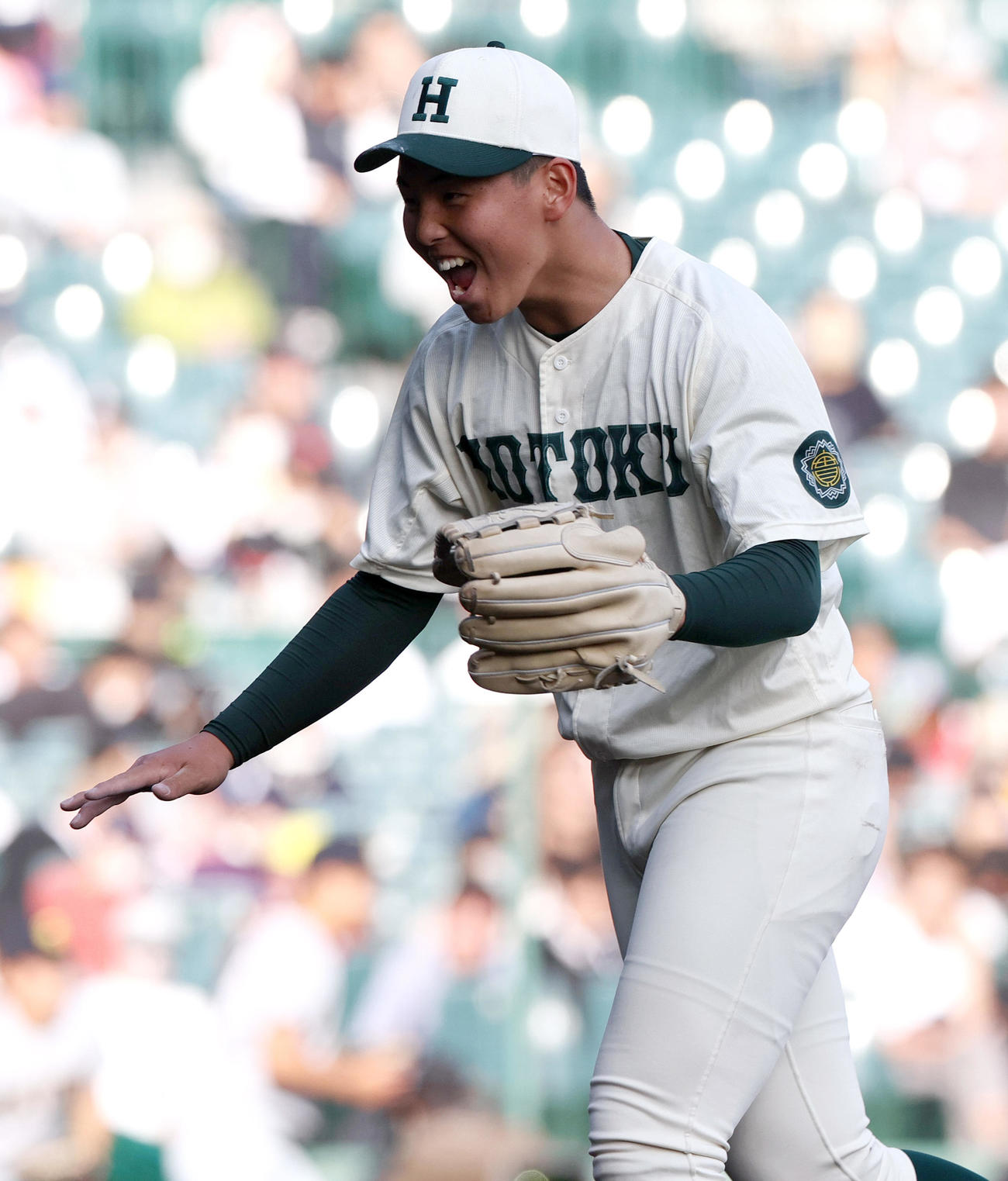 仙台育英対報徳学園　報徳学園先発の間木は初回を無失点に終え喜ぶ（撮影・上山淳一）