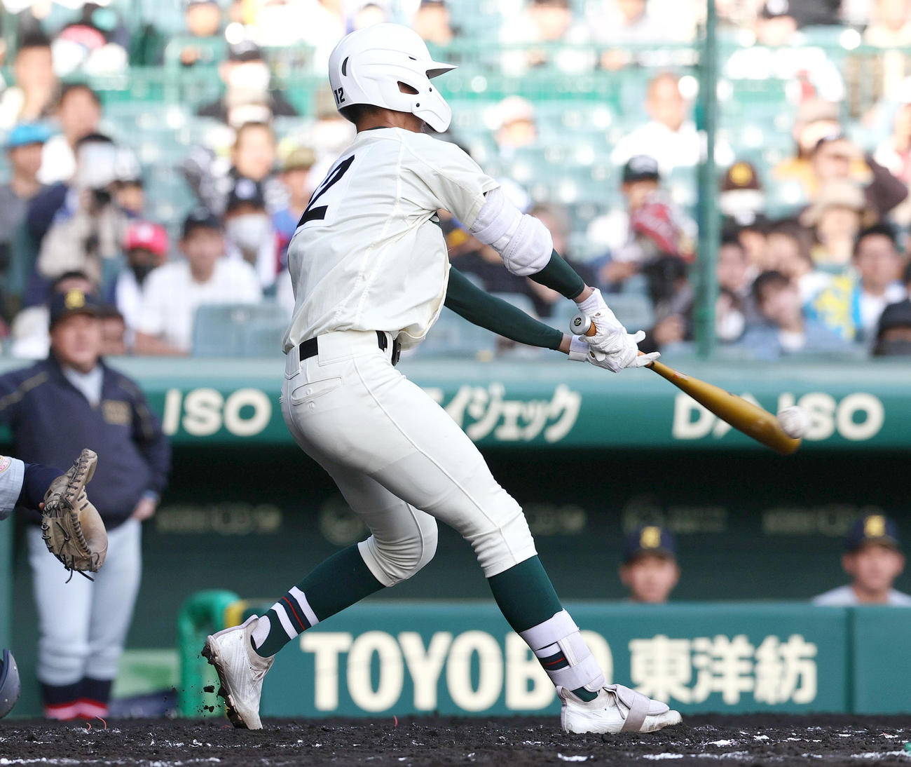 仙台育英対報徳学園　1回裏報徳学園2死満塁、西村は先制の右前2点適時打を放つ（撮影・上山淳一）