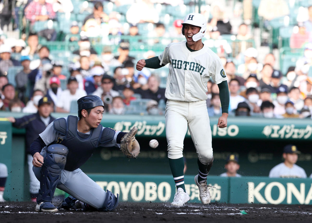 仙台育英対報徳学園　1回裏報徳学園2死満塁、二走石野（右）は西村の右前2点適時打で生還する。捕手尾形（撮影・上山淳一）