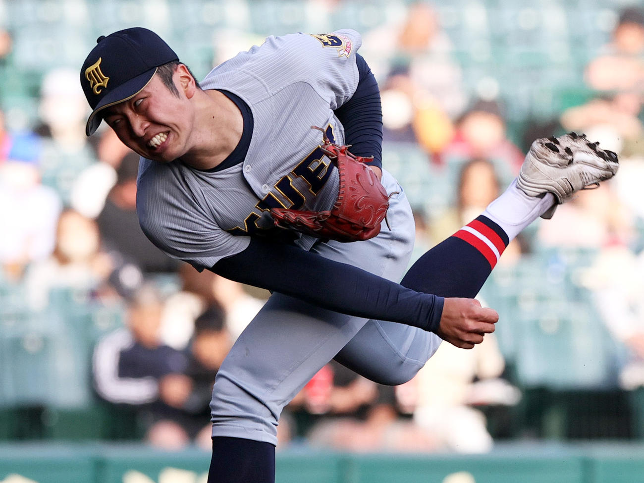 仙台育英対報徳学園　3回、力投する仙台育英高橋（撮影・上山淳一）