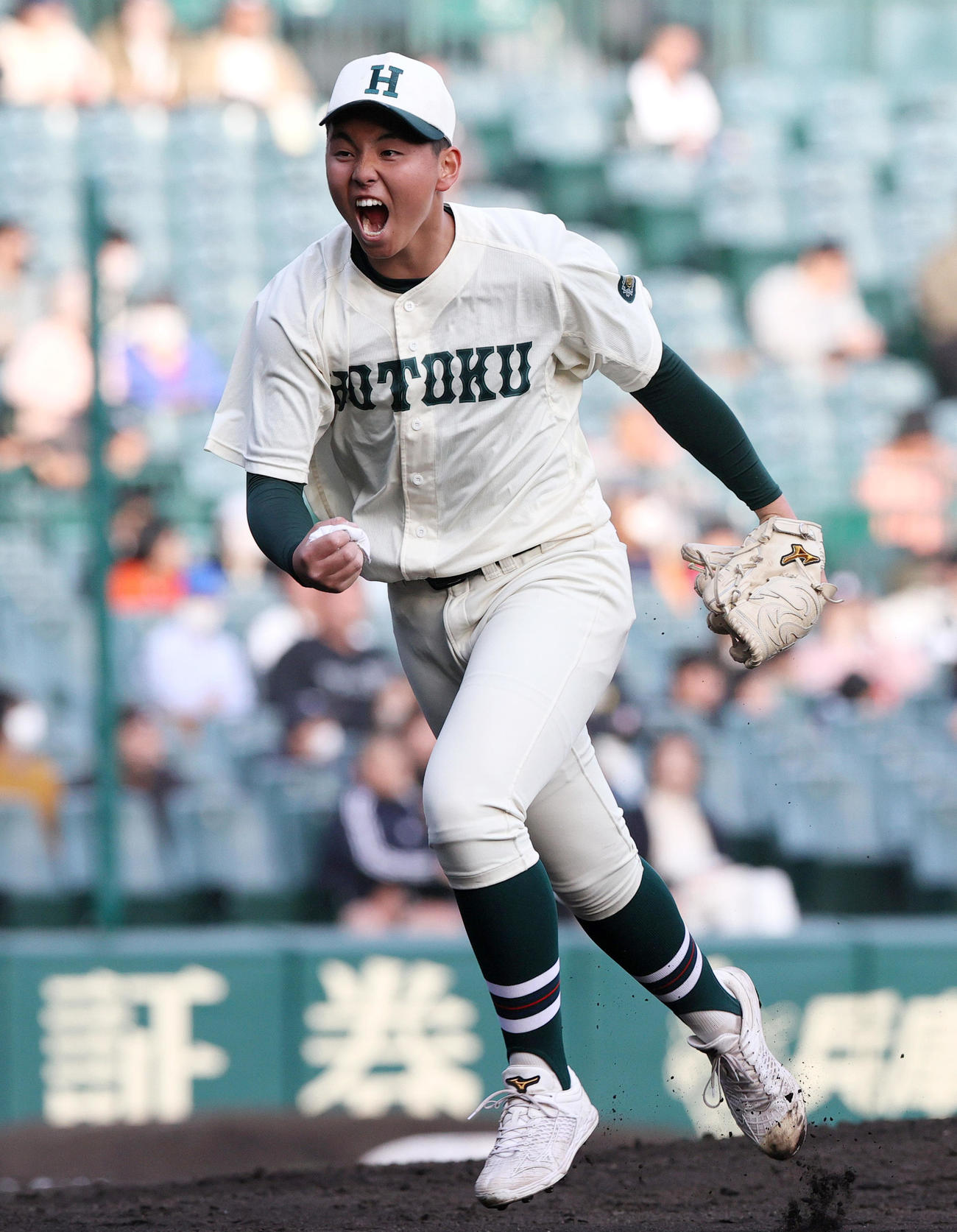 仙台育英対報徳学園　4回表仙台育英2死一、二塁、投手間木は浜田を左飛に仕留め喜ぶ（撮影・上山淳一）