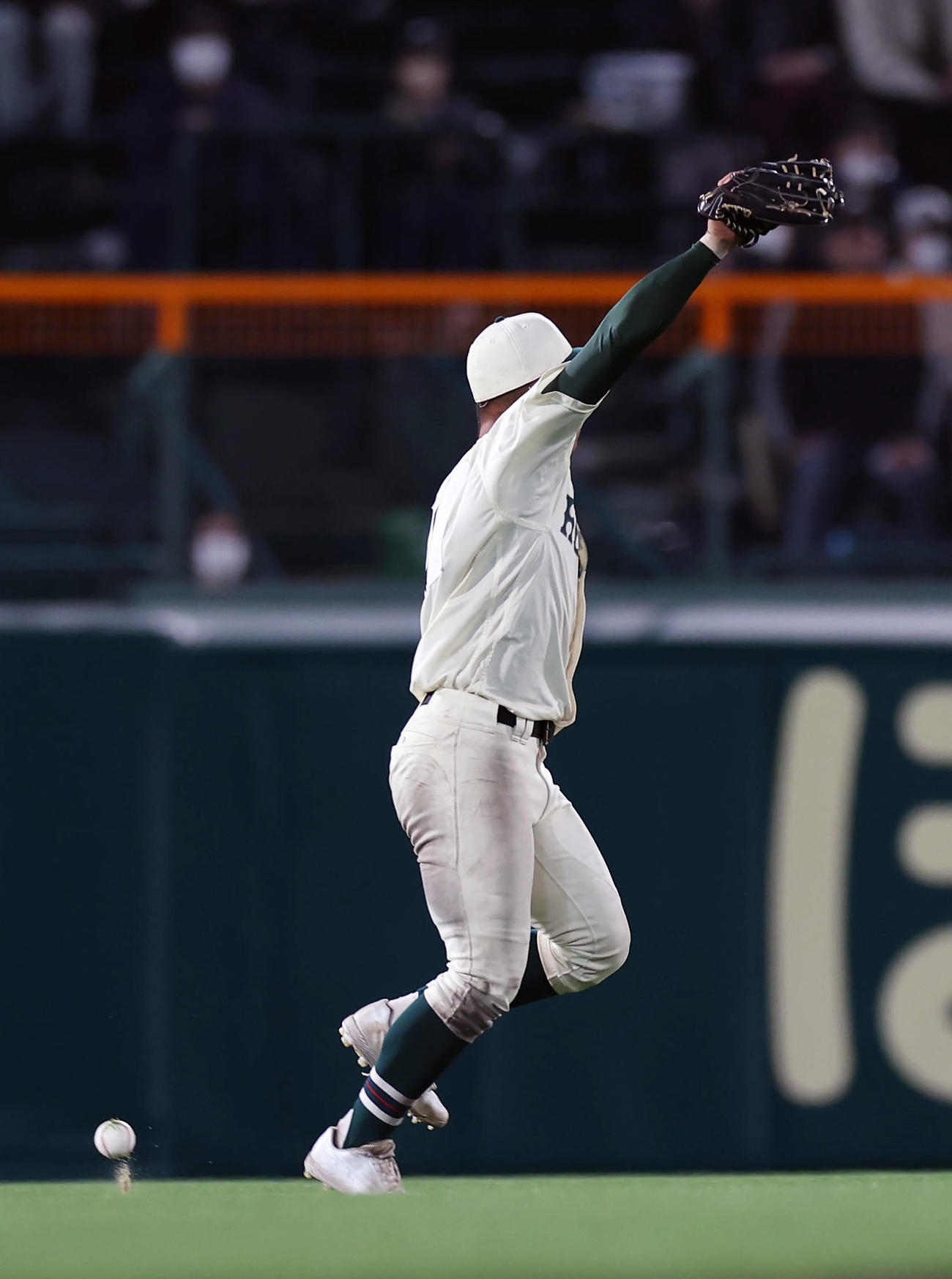 仙台育英対報徳学園　9回表仙台育英2死一塁、永田の飛球を落球する岩本聖（撮影・前田充）