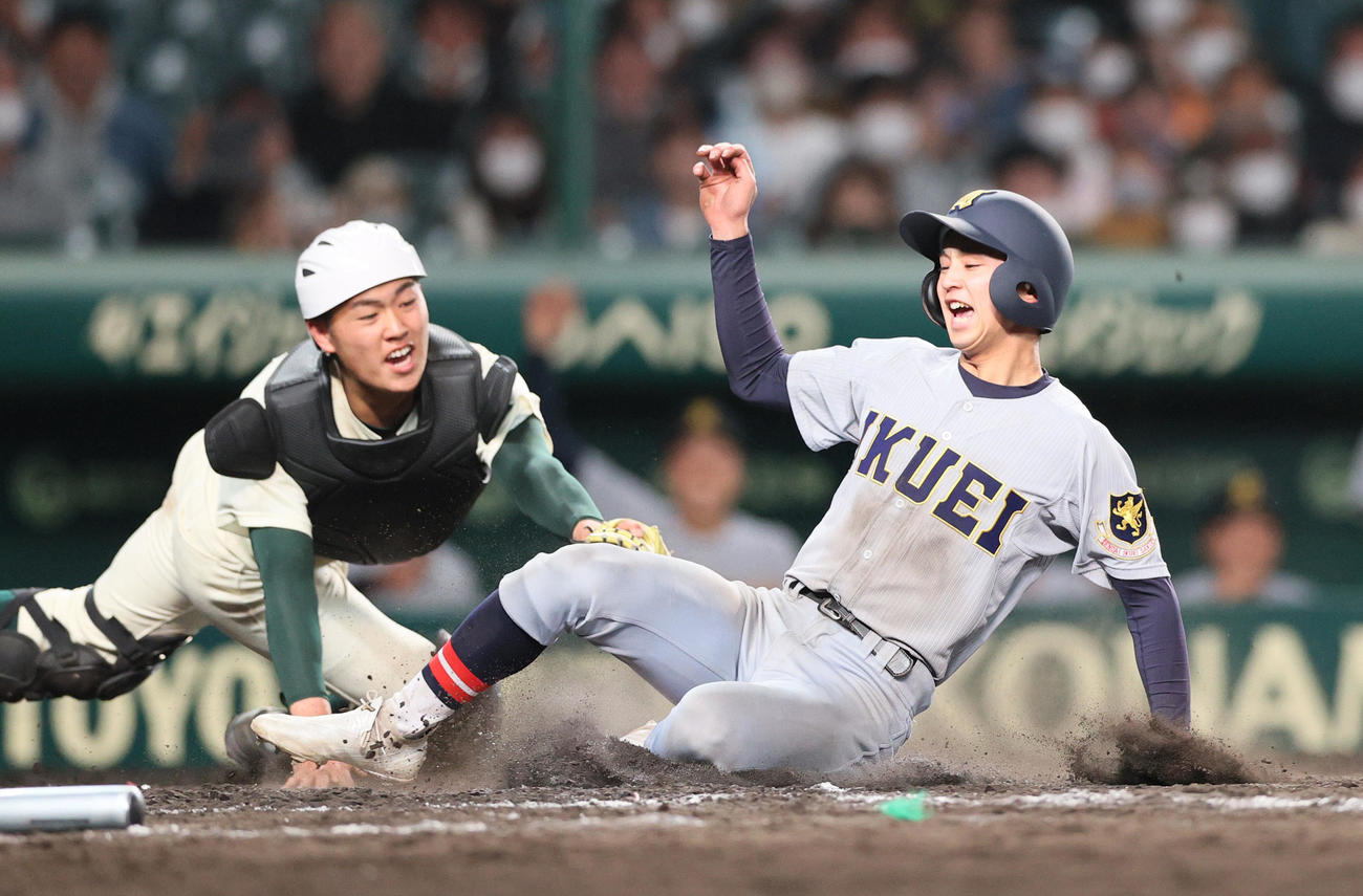 仙台育英対報徳学園　9回表仙台育英2死二塁、代走登藤は齋藤陽の左前適時打で同点生還する。左は捕手堀（撮影・上山淳一）