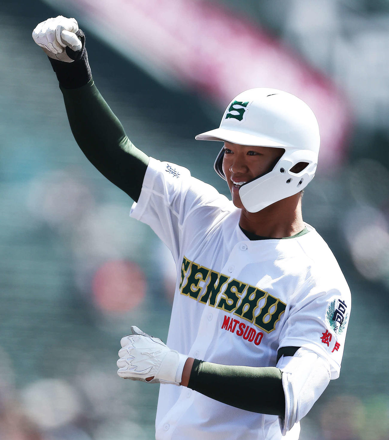 専大松戸対広陵　2回表専大松戸1死満塁、中前先制適時打で出塁し、ガッツポーズする平野（撮影・河田真司）