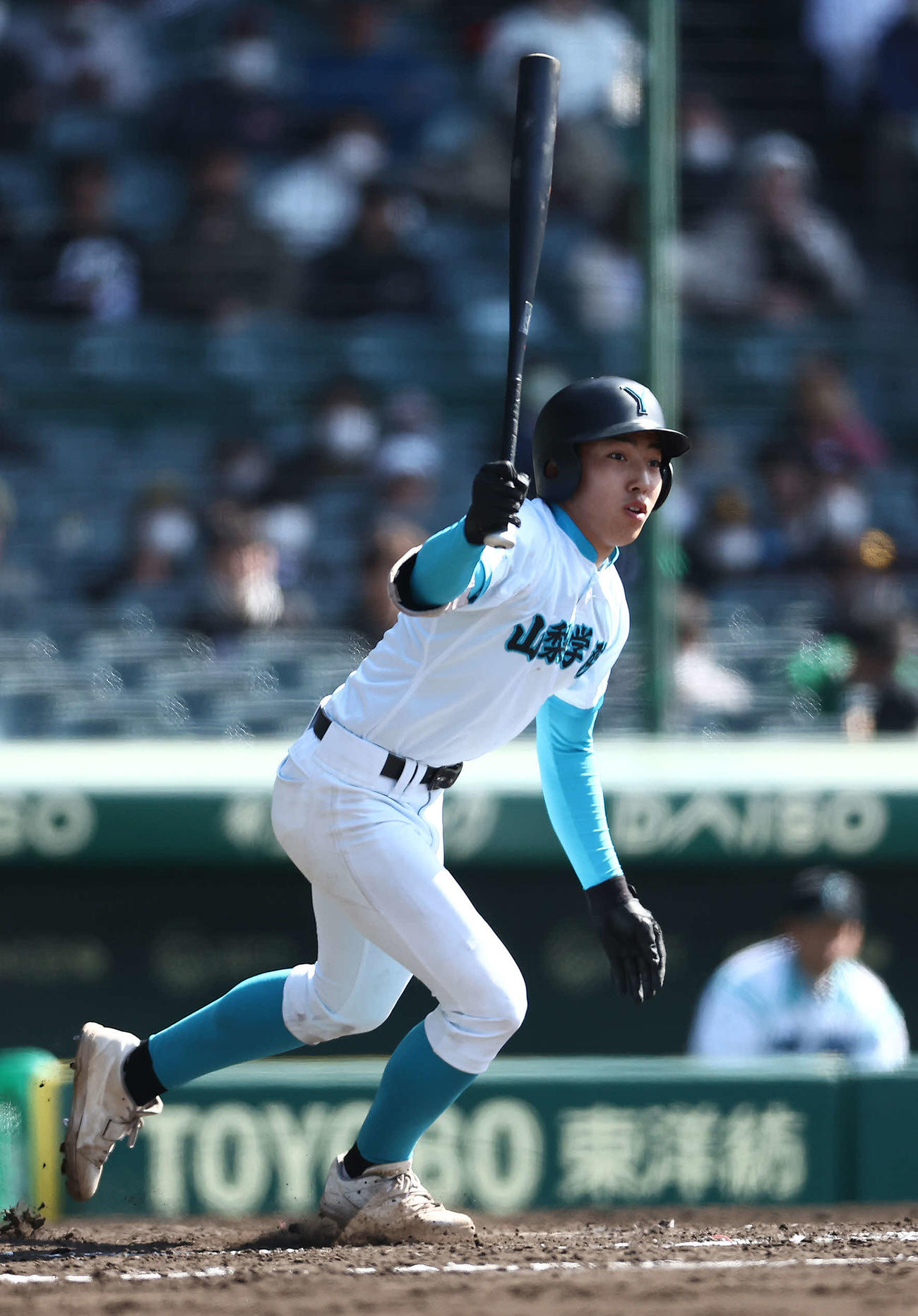 作新学院対山梨学院　4回裏山梨学院1死三塁、右翼線に適時三塁打を放つ大森（撮影・河田真司）