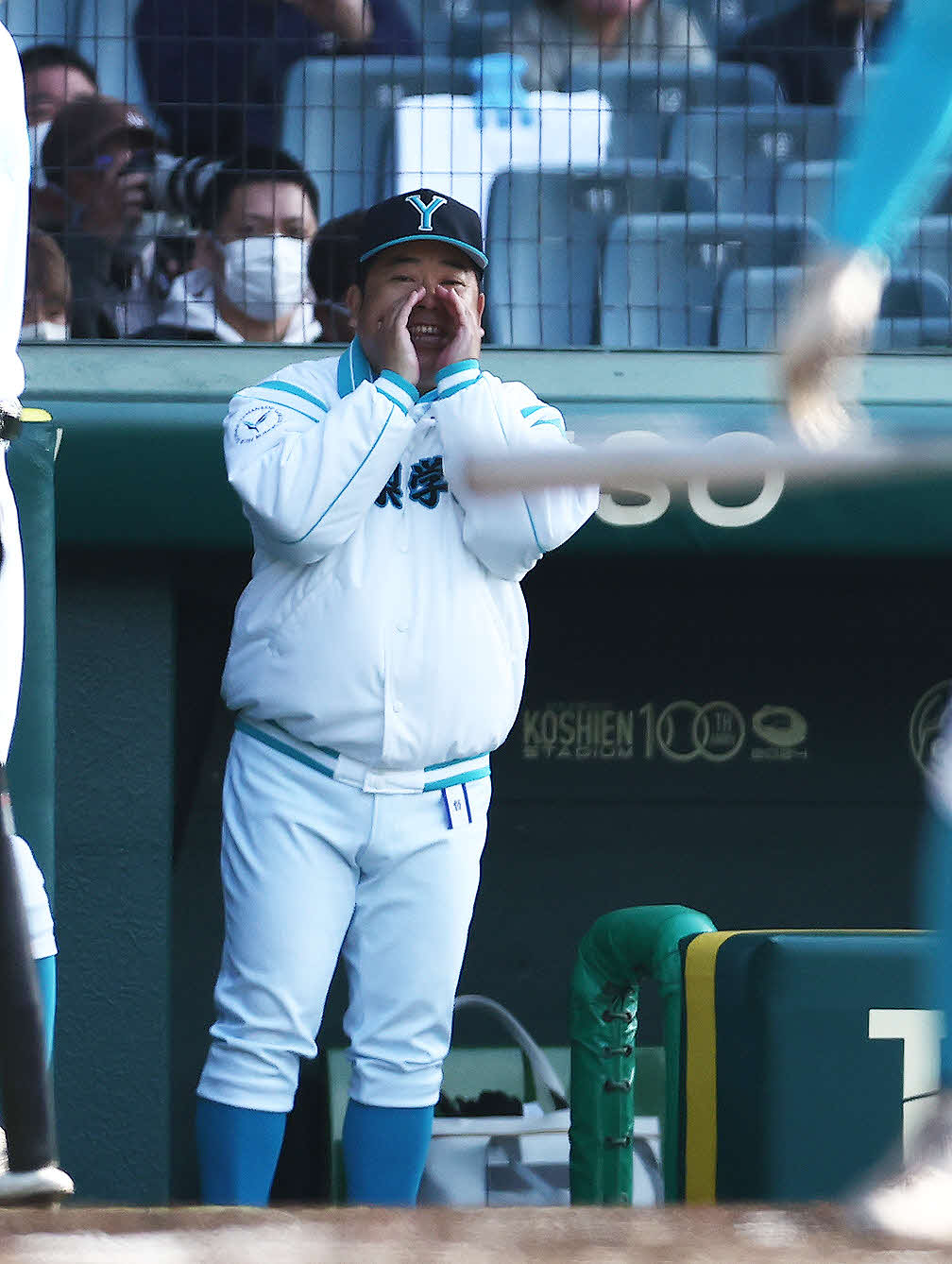 作新学院対山梨学院　1回裏山梨学院1死二塁、ベンチからげきを飛ばす吉田監督（撮影・河田真司）