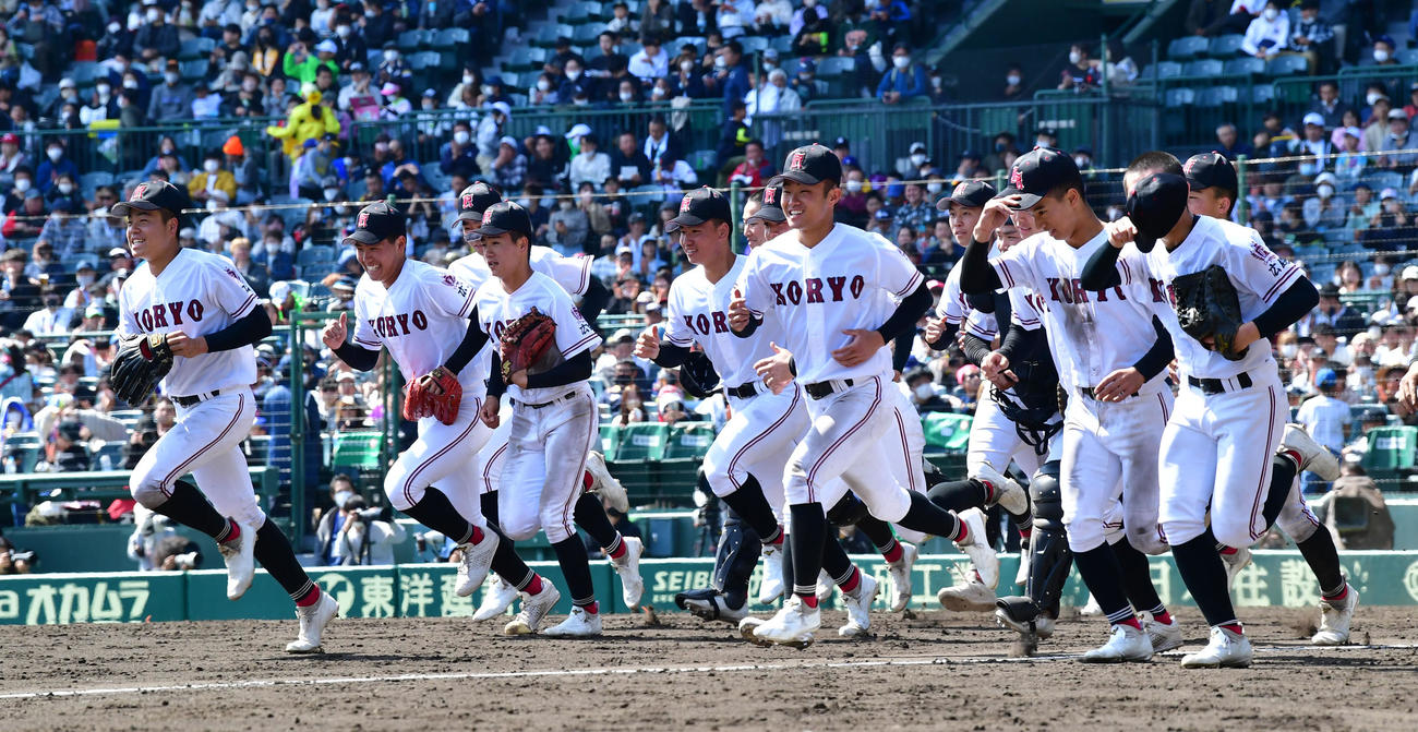 専大松戸対広陵　専大松戸に勝利し笑顔で応援団にあいさつに向かう広陵ナイン（撮影・前岡正明）