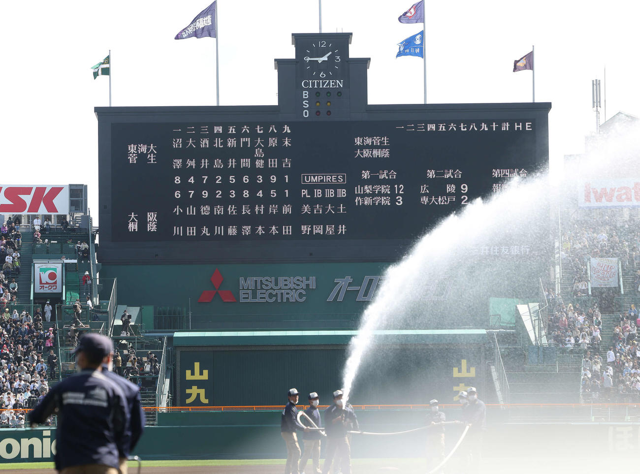 東海大菅生対大阪桐蔭　両チームスタメン（撮影・河田真司）