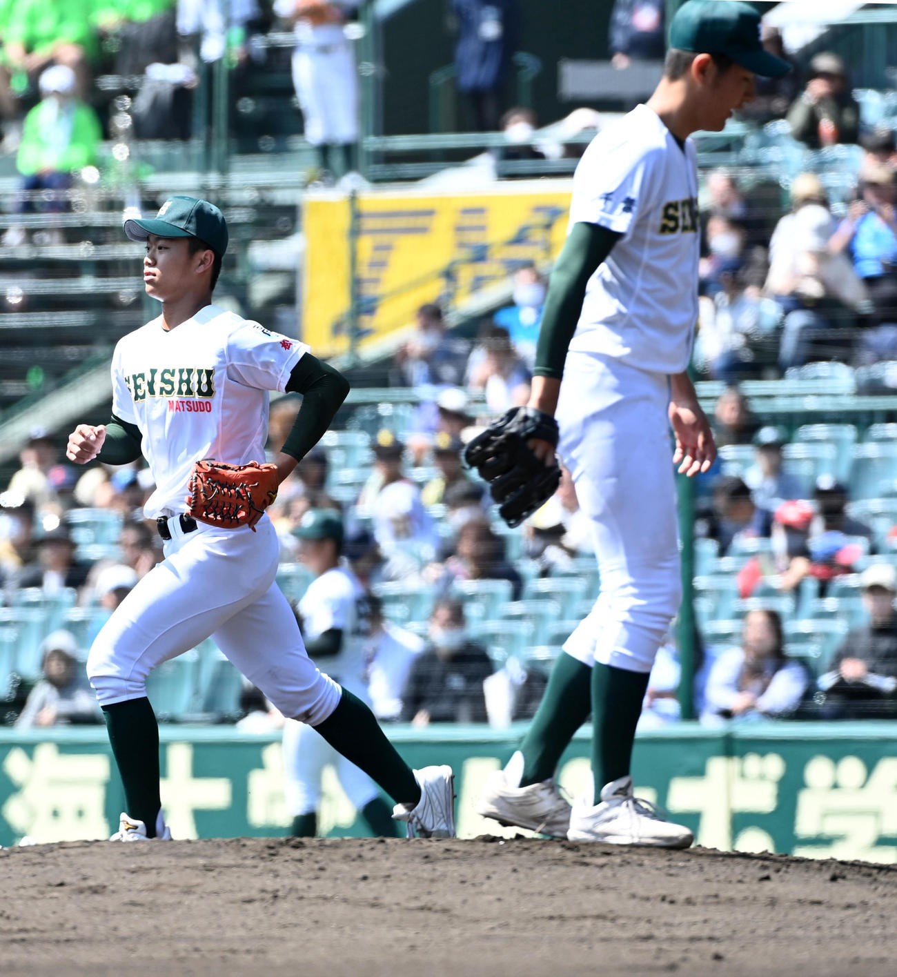 専大松戸対広陵　2回裏広陵1死一、三塁、渡辺翼（右）と交代、外野の守備に向かう専大松戸・平野（撮影・前岡正明）