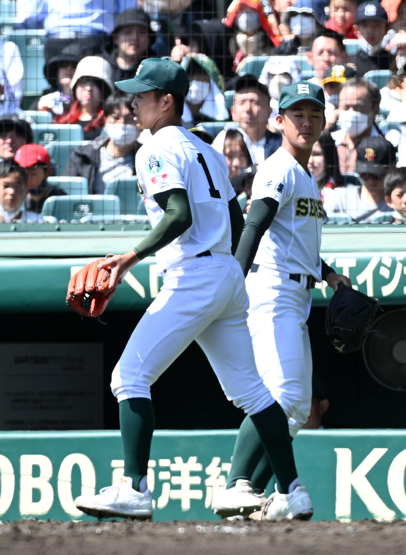専大松戸対広陵　2回裏広陵1死一、三塁、渡辺翼と交代、外野の守備に向かう専大松戸・平野（撮影・前岡正明）