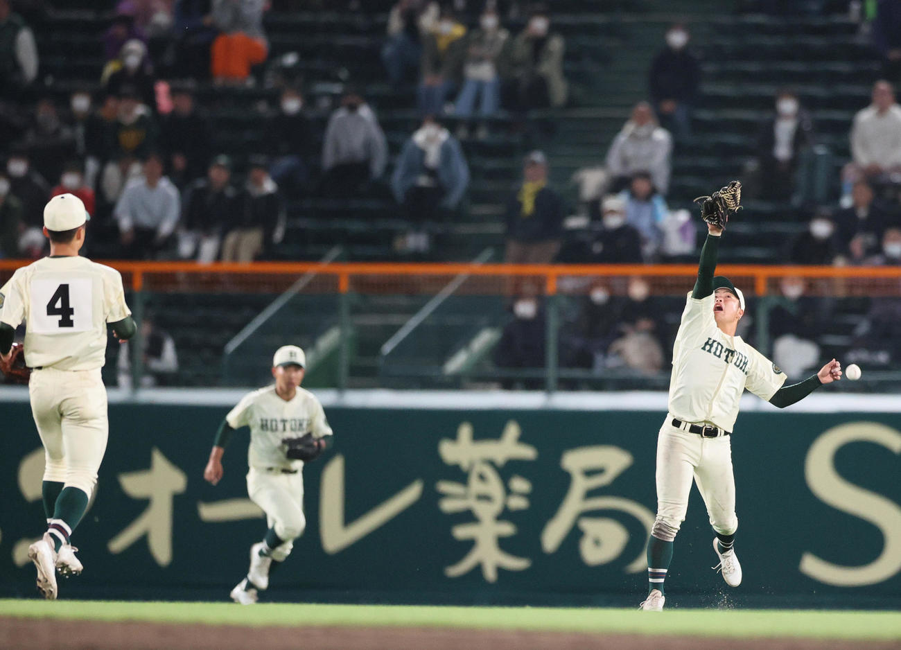 仙台育英対報徳学園　9回表仙台育英2死一塁、中堅手岩本（右）は代打永田の飛球を落球する（撮影・上山淳一）