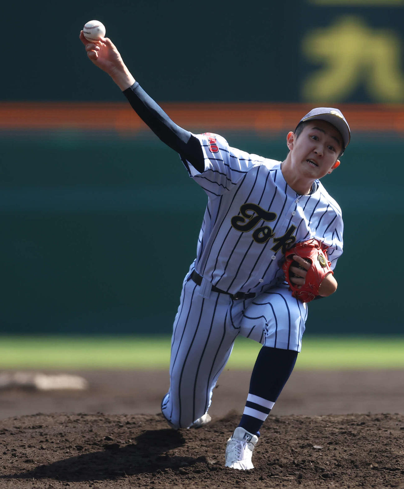 東海大菅生対大阪桐蔭　先発で力投する東海大菅生・末吉（撮影・河田真司）