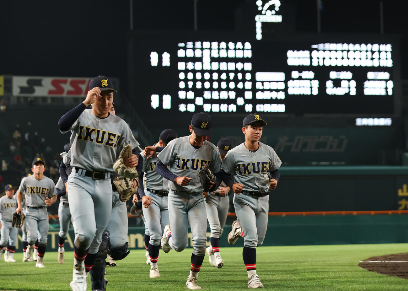 仙台育英対報徳学園　報徳学園にサヨナラ負けを喫し、悔しそうに引き揚げる仙台育英ナイン（撮影・前田充）