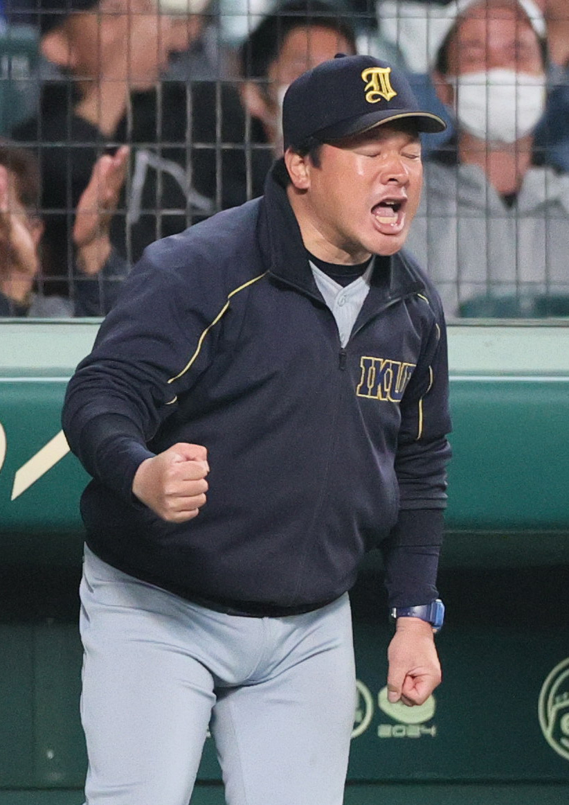 仙台育英対報徳学園　9回表仙台育英2死二塁、齋藤陽の左前適時打で同点となり喜ぶ仙台育英の須江監督（撮影・上山淳一）