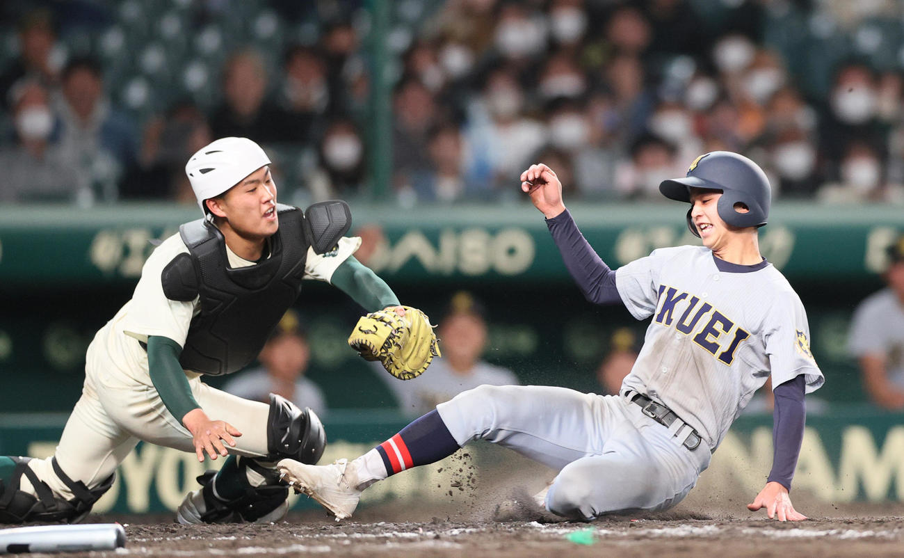 仙台育英対報徳学園　9回表仙台育英2死二塁、代走登藤は齋藤陽の左前適時打で同点生還する。左は捕手堀（撮影・上山淳一）