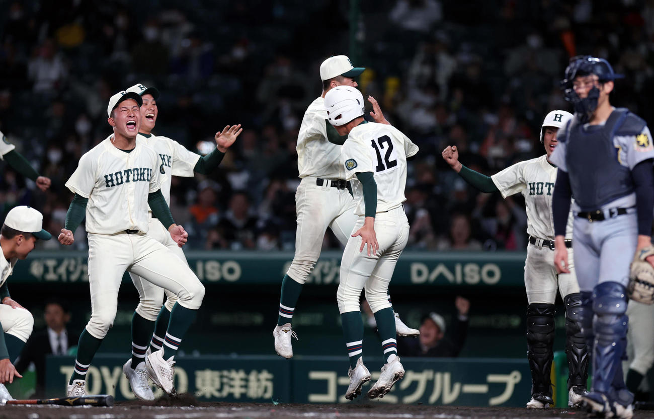 仙台育英対報徳学園　10回裏報徳学園2死満塁、山増の適時打でサヨナラ勝ちし、喜びを爆発させる報徳学園ナイン（撮影・前田充）