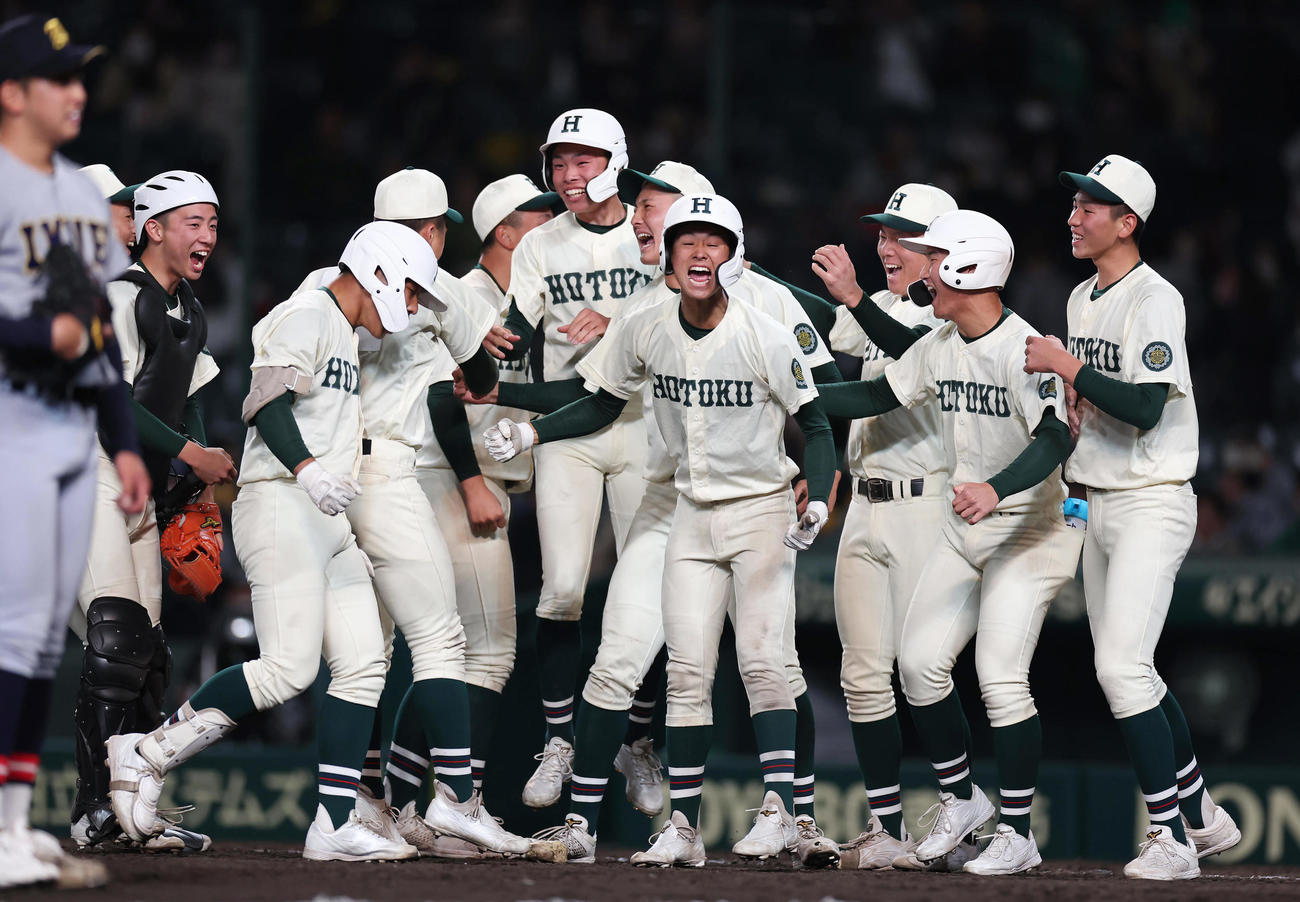 仙台育英対報徳学園　10回裏報徳学園2死満塁、山増の適時打でサヨナラ勝ちし、喜びを爆発させる報徳学園の選手たち（撮影・前田充）