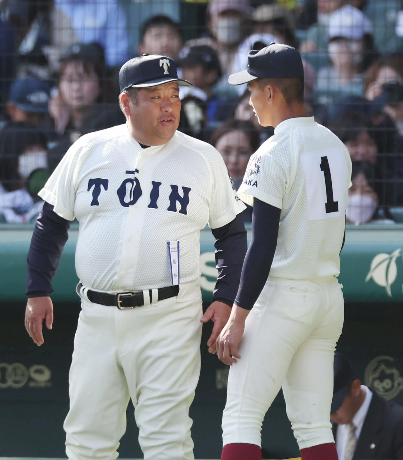 東海大菅生対大阪桐蔭　5回表を投げ終えた大阪桐蔭・前田（右）に声を掛ける西谷監督（撮影・前田充）