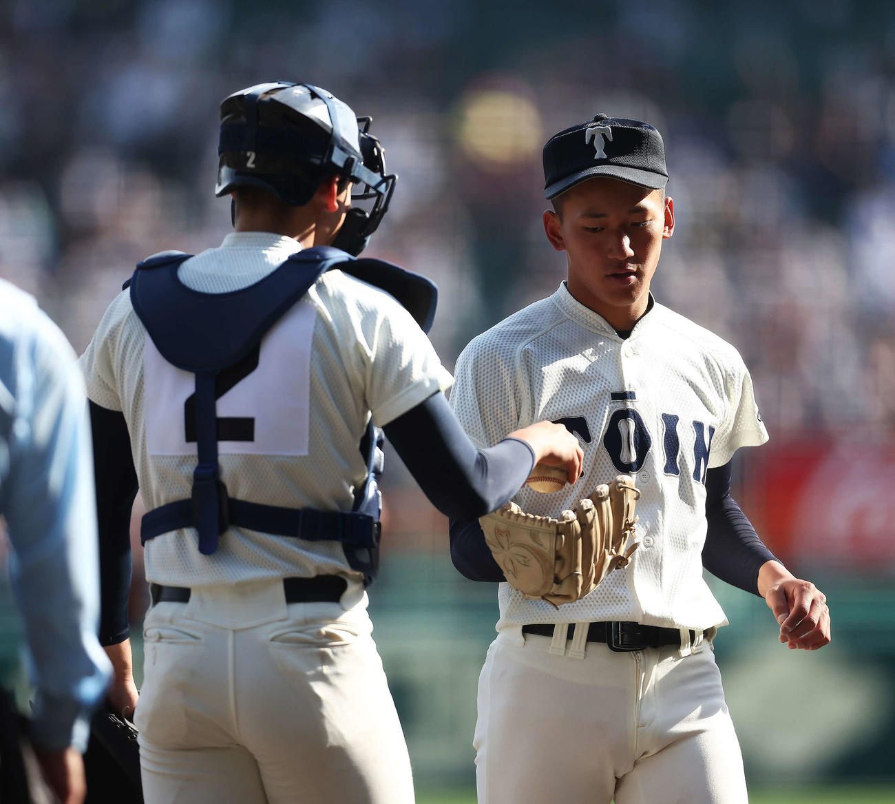 東海大菅生対大阪桐蔭　東海大菅生に勝利し、完投した大阪桐蔭・前田（右）は南川からウイニングボールを受け取る（撮影・河田真司）