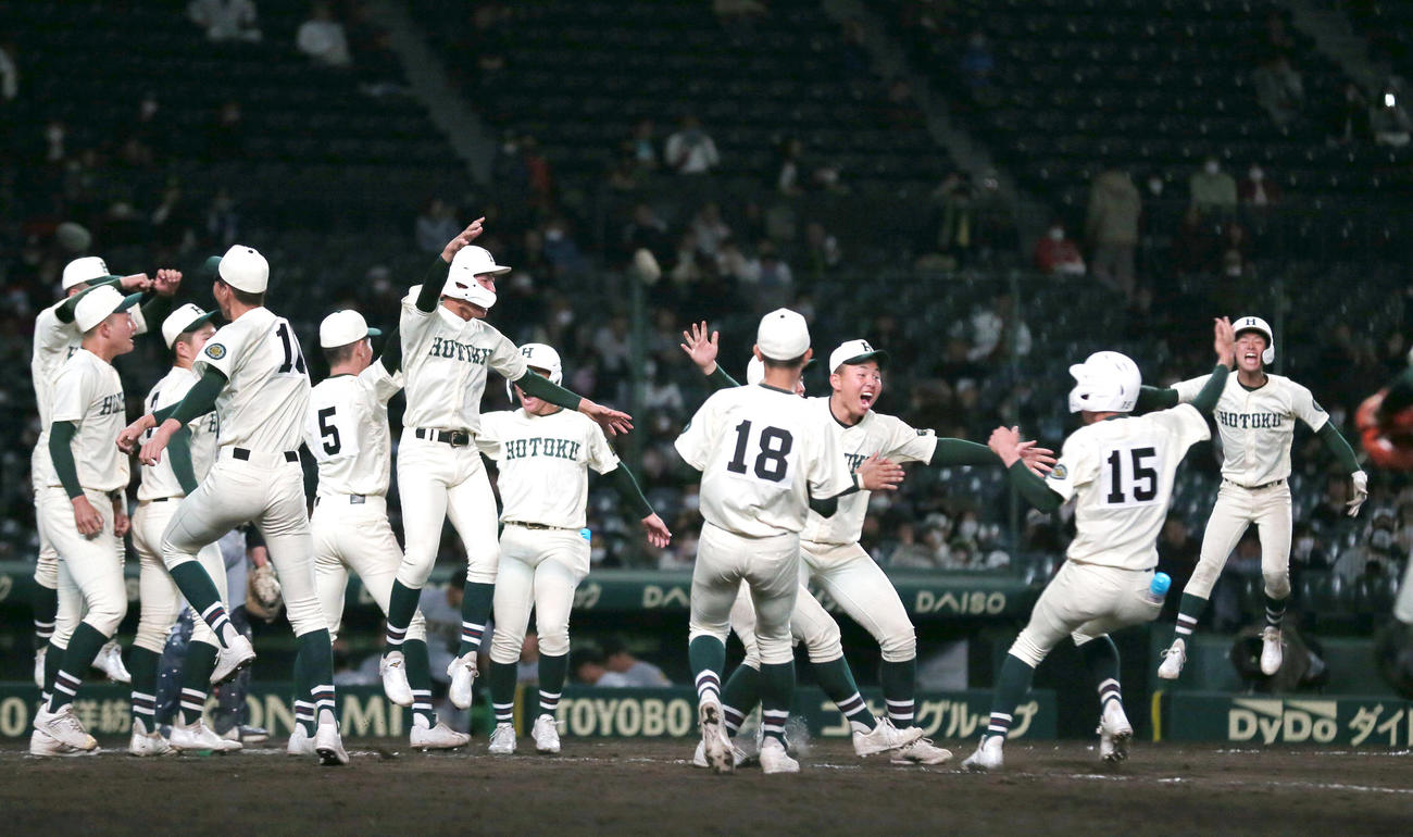 仙台育英対報徳学園　タイブレーク10回裏報徳学園2死満塁、山増の左前適時打でサヨナラ勝ちし歓喜する報徳学園の選手ら（撮影・上山淳一）