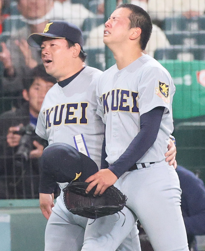 仙台育英対報徳学園　涙する仙台育英の田中（右）をねぎらう須江監督（撮影・上山淳一）