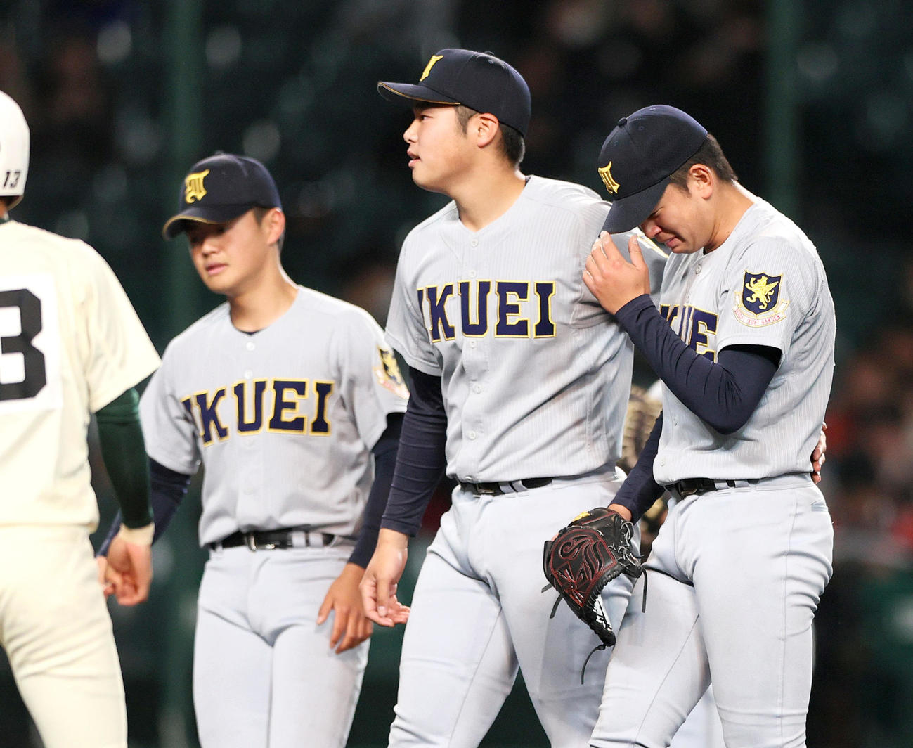 仙台育英対報徳学園　タイブレーク10回裏報徳学園2死満塁、田中（右）は山増にサヨナラ左前適時打を浴び涙する（撮影・上山淳一）
