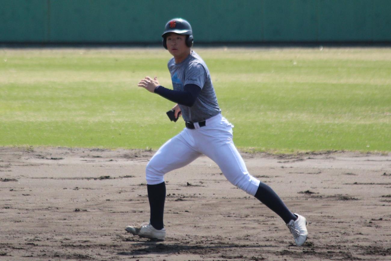 ブルペンには入らず走塁練習に取り組む山梨学院のエース林（撮影・保坂淑子）