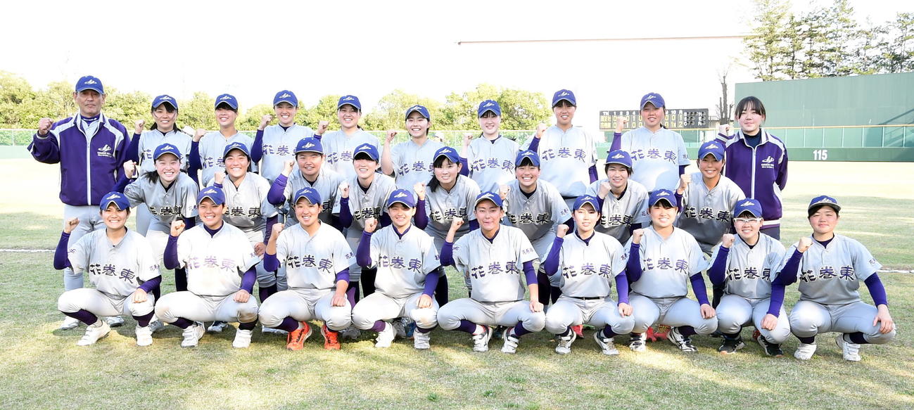 決勝進出を決め、集合写真に納まる花巻東ナイン