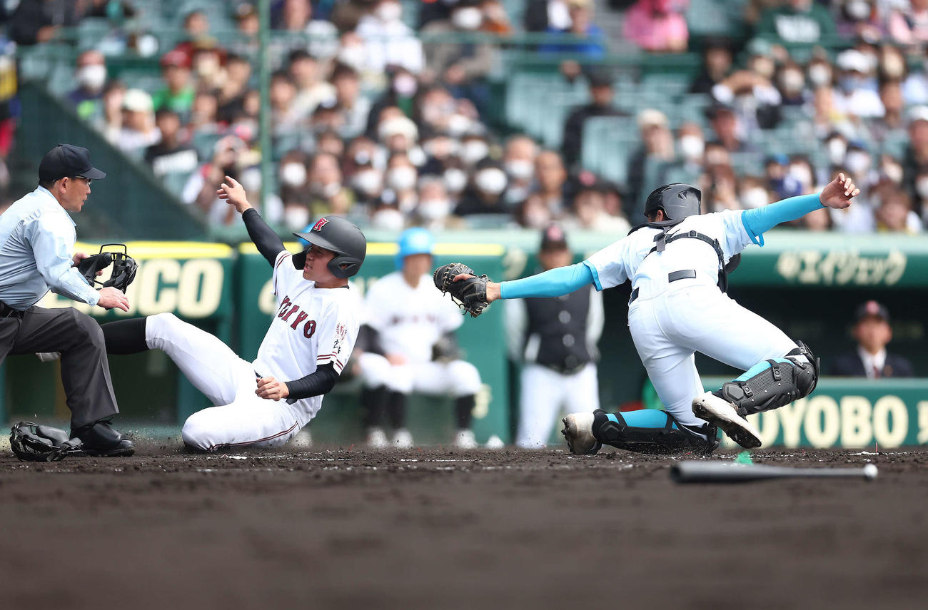 山梨学院対広陵　1回裏広陵1死一、三塁、小林の右犠飛で生還する田上。捕手佐仲（撮影・河田真司）