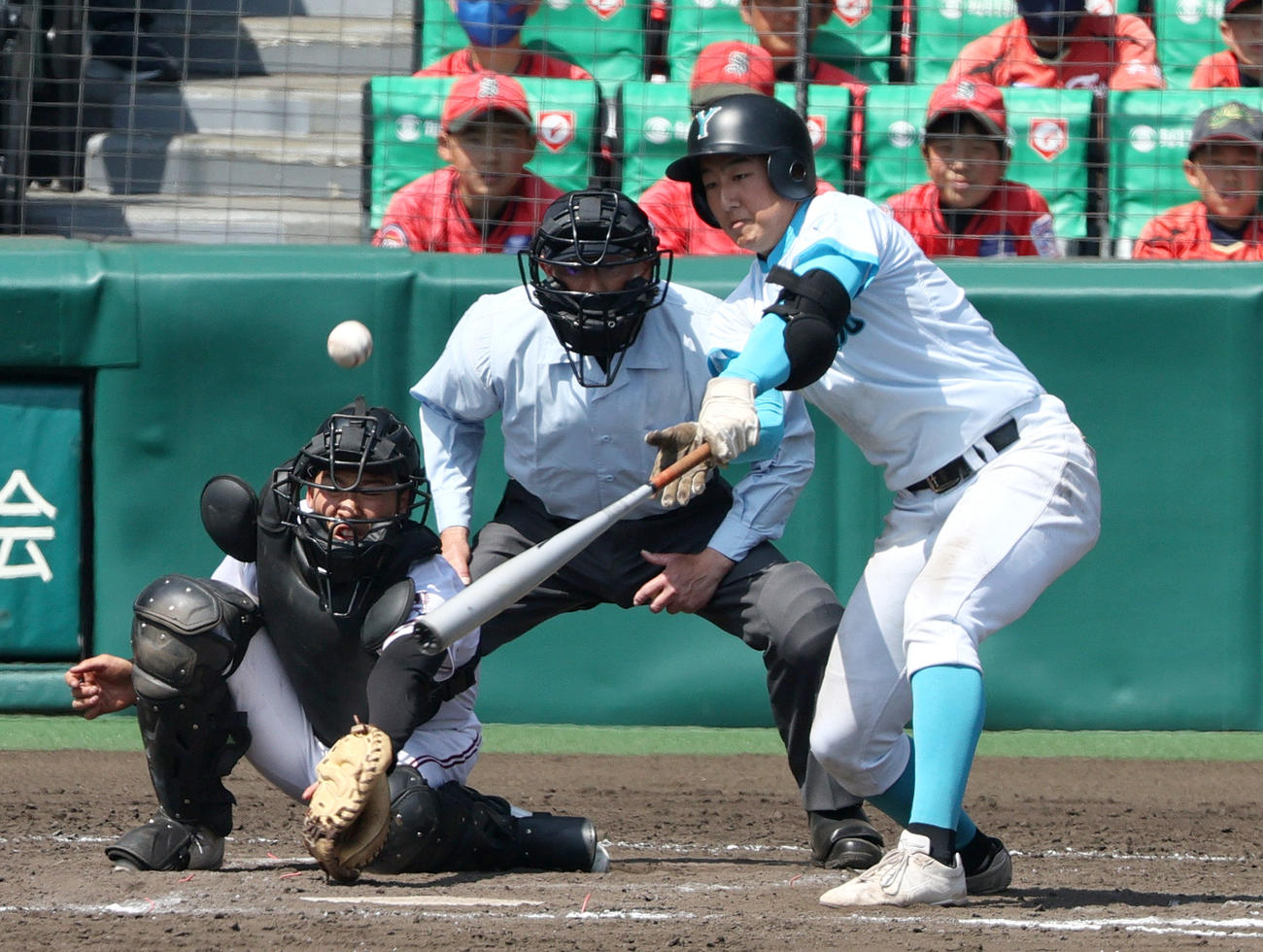 山梨学院対広陵　9回表山梨学院1死二塁、高橋は中前適時打を放つ（撮影・上山淳一）