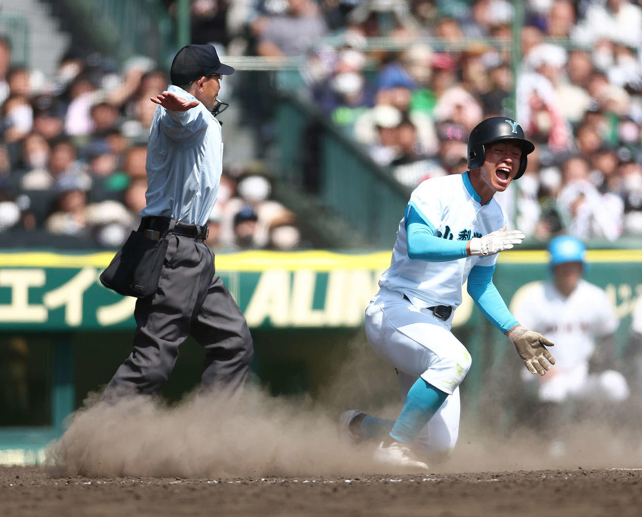 山梨学院対広陵　9回表山梨学院1死二塁、高橋の中前適時打で生還する星野（撮影・河田真司）