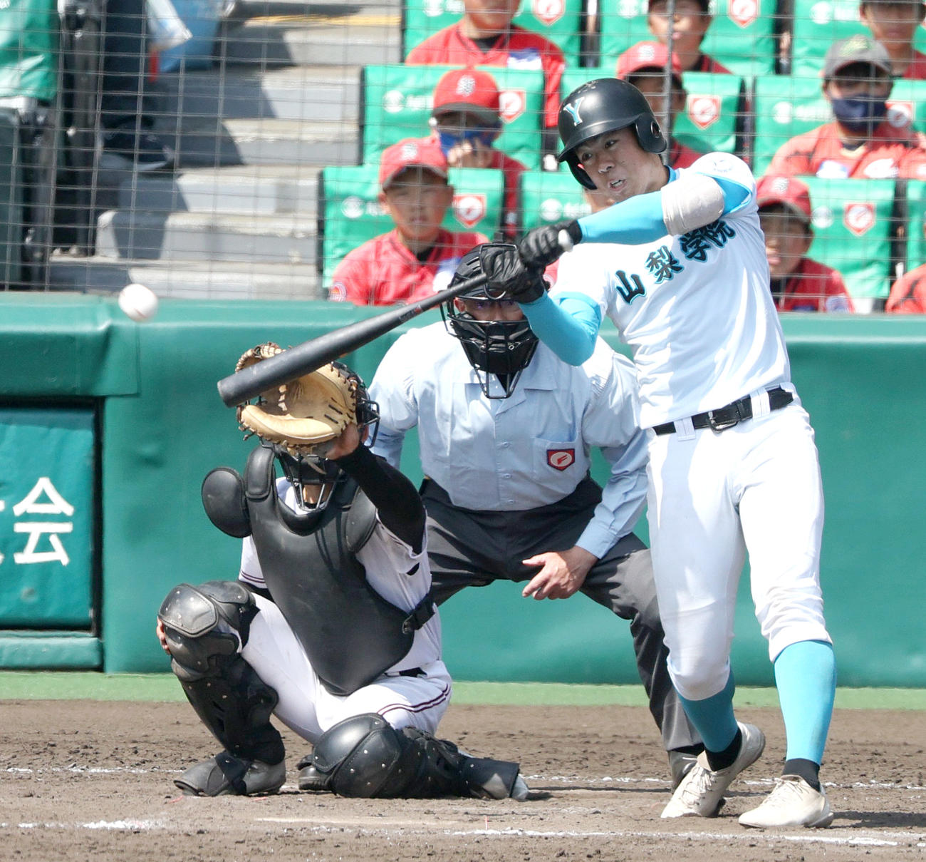 山梨学院対広陵　9回表山梨学院1死一塁、佐仲は右に適時三塁打を放つ（撮影・上山淳一）