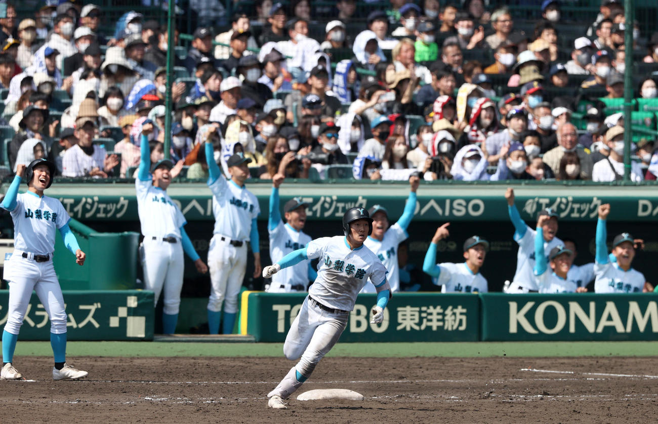 山梨学院対広陵　9回表山梨学院1死三塁、進藤は左に適時二塁打を放つ（撮影・上山淳一）