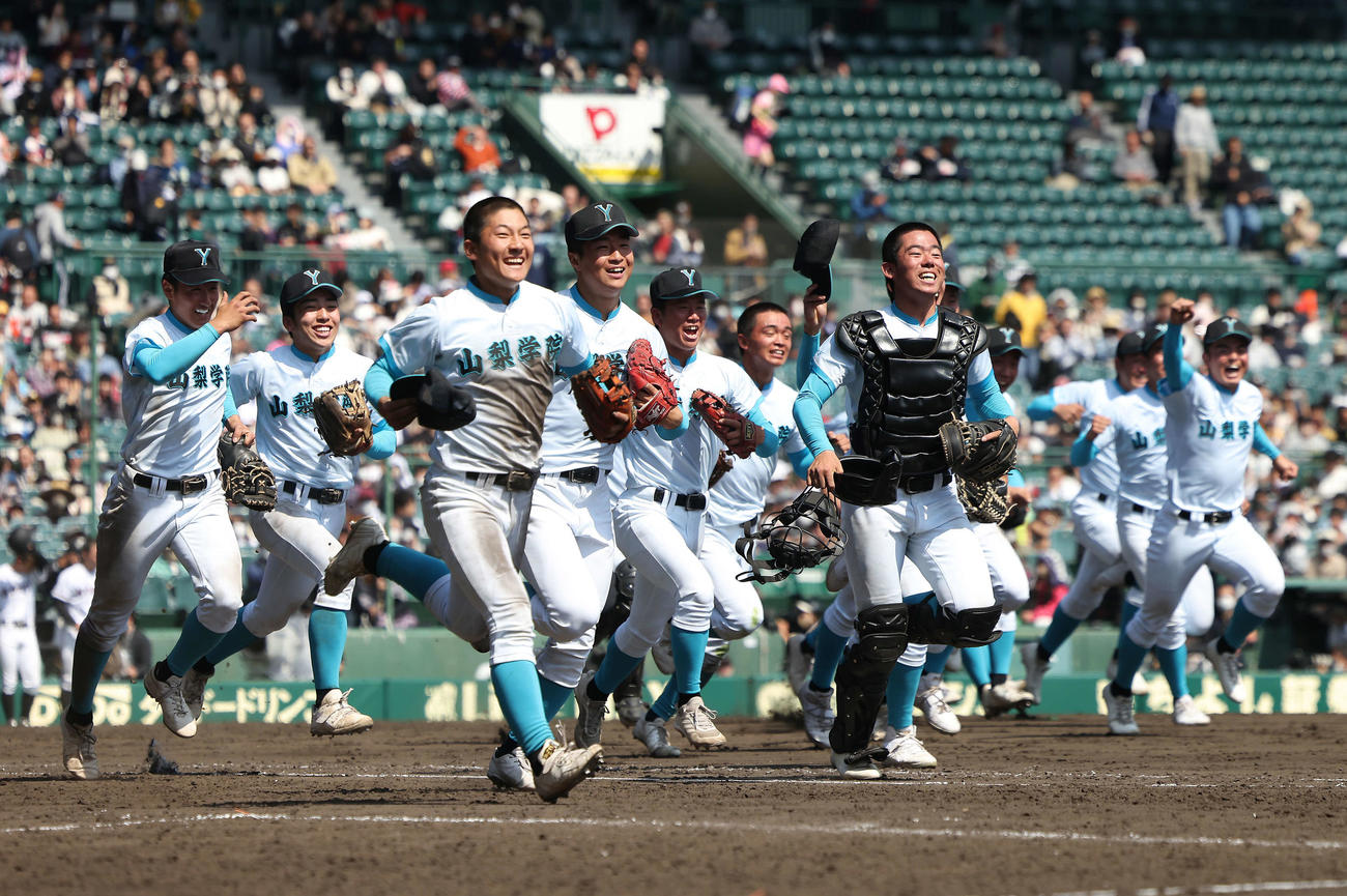 山梨学院対広陵　広陵に勝利し、決勝進出を決めた山梨学院ナインは、笑顔でアルプススタンドにあいさつに向かう（撮影・河田真司）