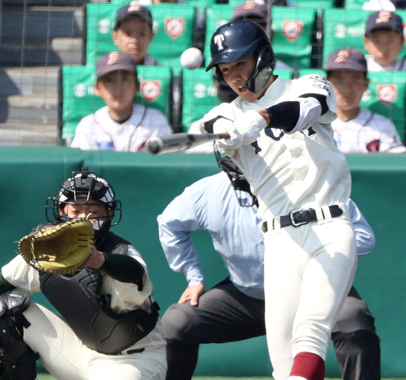 大阪桐蔭対報徳学園　1回表大阪桐蔭無死、小川は左前打を放つ（撮影・上山淳一）