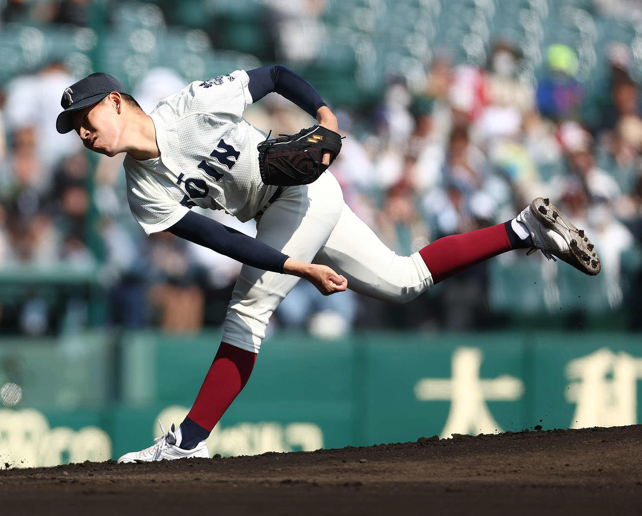 大阪桐蔭対報徳学園　先発で力投する大阪桐蔭・南恒（撮影・河田真司）