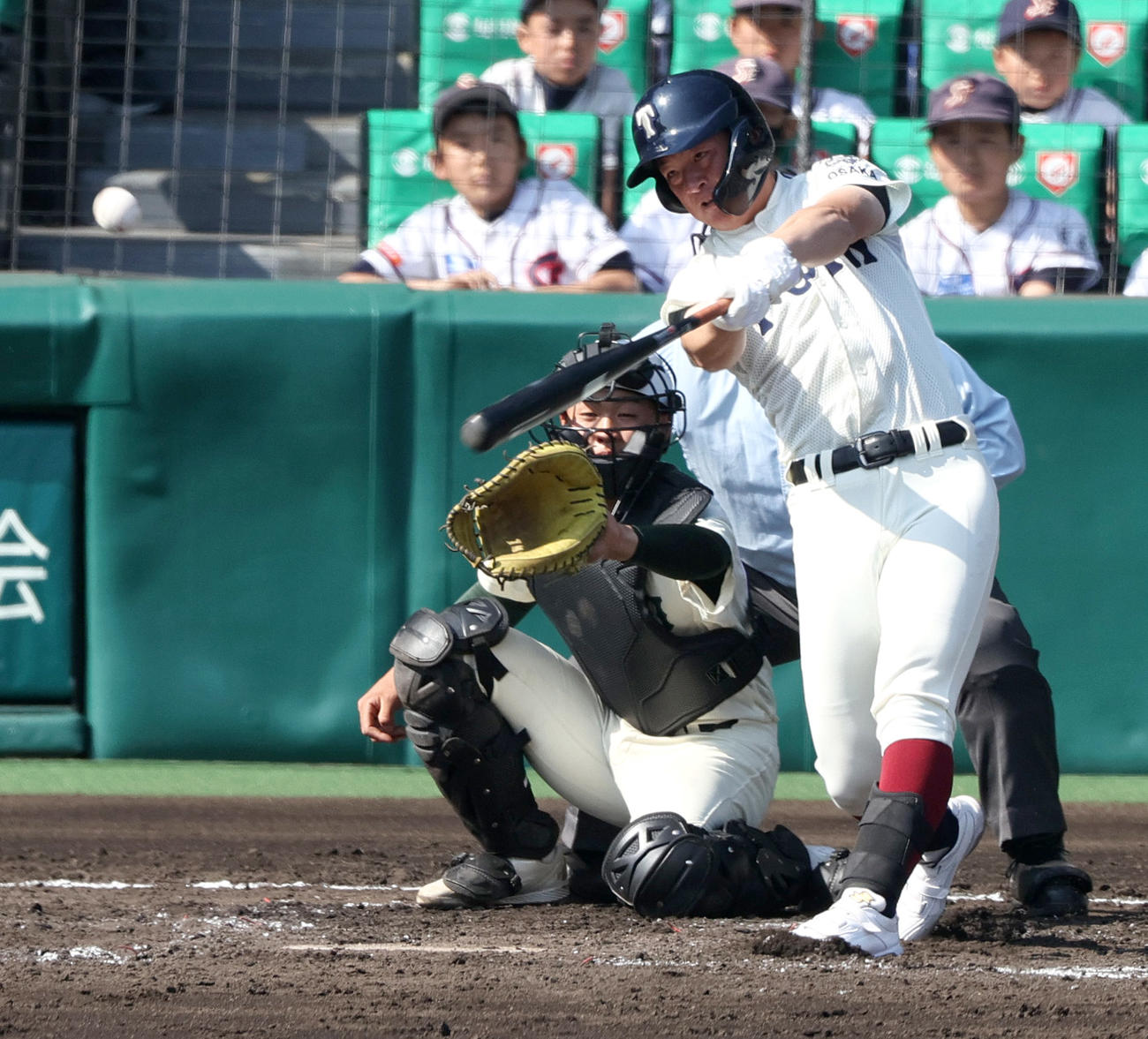 大阪桐蔭対報徳学園　3回表大阪桐蔭2死満塁、長沢は右前2点適時打を放つ（撮影・上山淳一）