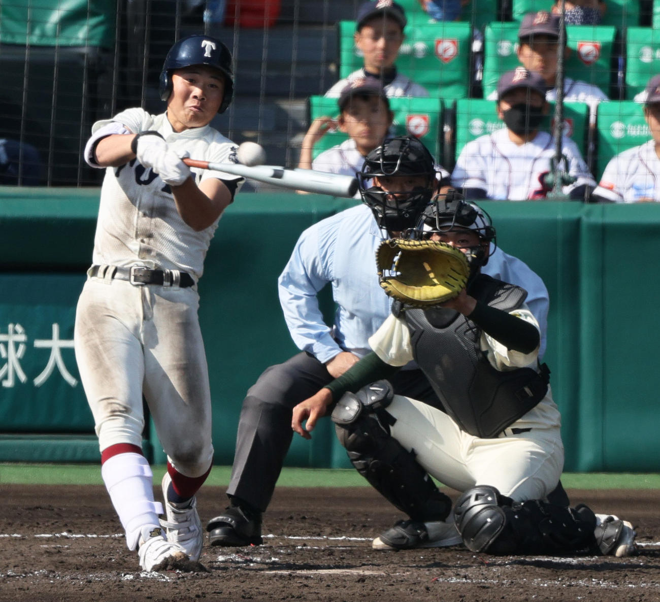 大阪桐蔭対報徳学園　3回表大阪桐蔭2死一、三塁、村本は右前適時打を放つ（撮影・上山淳一）