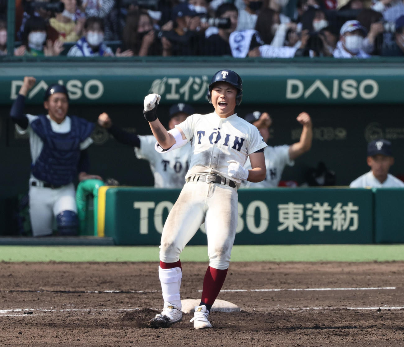 大阪桐蔭対報徳学園　3回表大阪桐蔭2死一、三塁、村本（手前）は右前適時打を放ち喜ぶ（撮影・上山淳一）