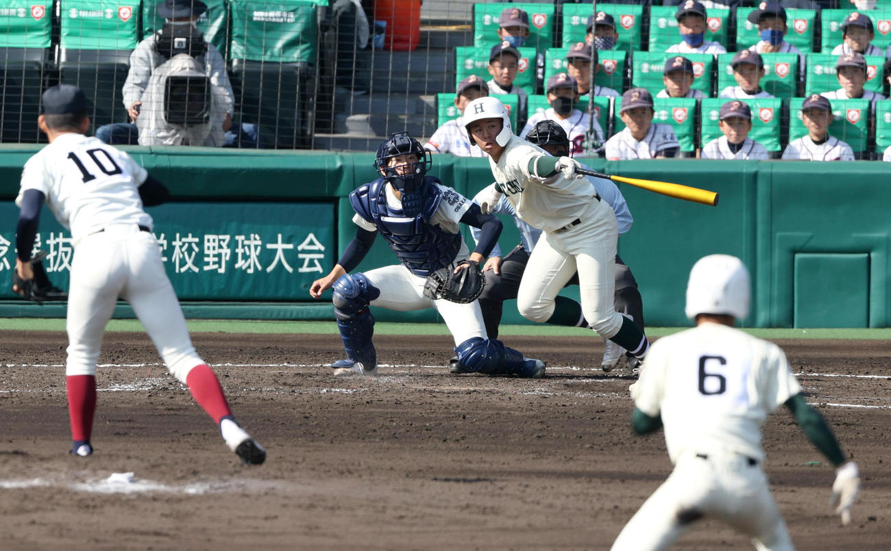 大阪桐蔭対報徳学園　3回裏報徳学園無死二、三塁、間木は三塁適時内野安打を放つ（撮影・上山淳一）