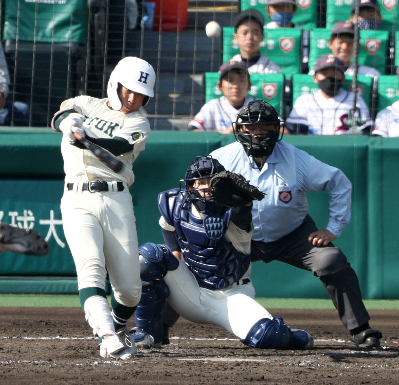 大阪桐蔭対報徳学園　3回裏報徳学園1死一、三塁、山増は左飛を放ち犠飛とする（撮影・上山淳一）