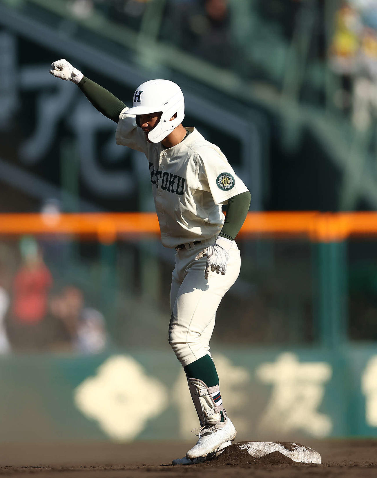 大阪桐蔭対報徳学園　7回裏報徳学園無死一、二塁、2点適時二塁打で出塁しガッツポーズする林（撮影・河田真司）