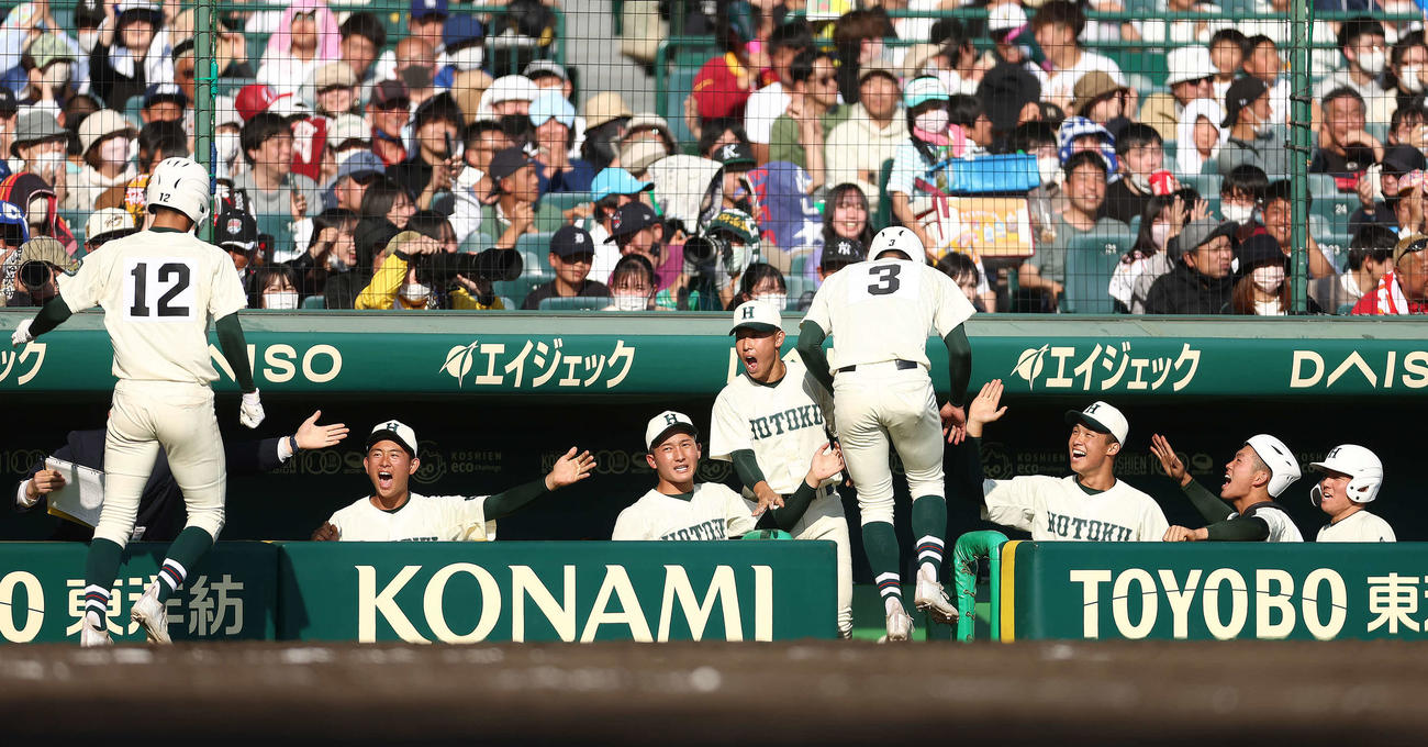 大阪桐蔭対報徳学園　7回裏報徳学園無死一、二塁、林の2点適時二塁打で生還する西村（左）と辻田を迎えるベンチナイン（撮影・河田真司）