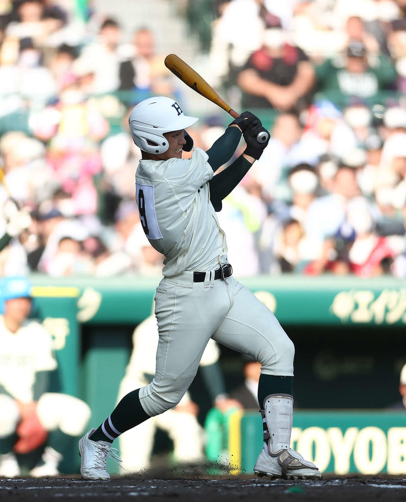 大阪桐蔭対報徳学園　8回裏報徳学園1死一塁、左翼線に勝ち越しの適時二塁打を放つ石野（撮影・河田真司）