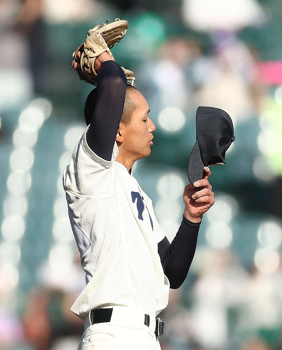 大阪桐蔭対報徳学園　8回裏報徳学園1死一塁、石野蓮授に適時二塁打を浴びる前田（撮影・河田真司）