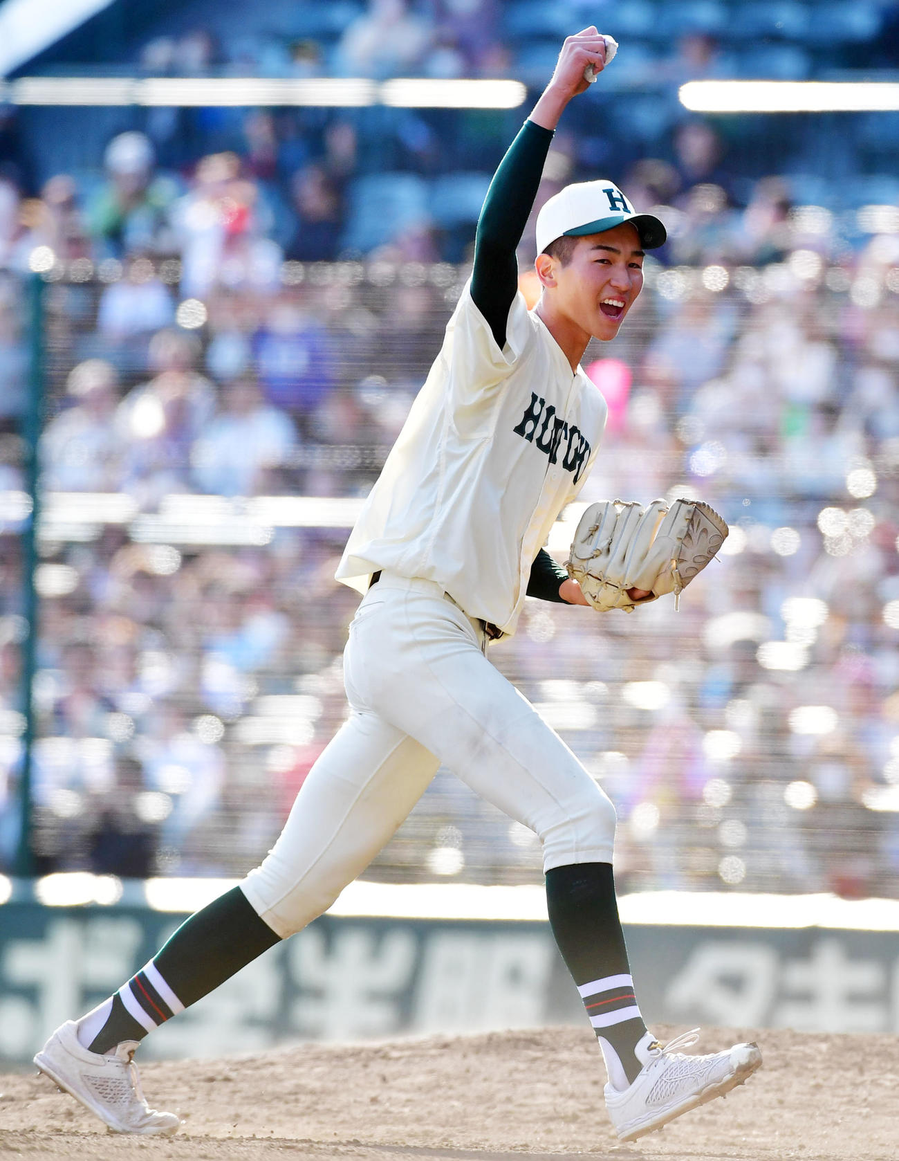 大阪桐蔭対報徳学園　9回表、大阪桐蔭を破りガッツポーズを見せる報徳学園・今朝丸（撮影・前岡正明）