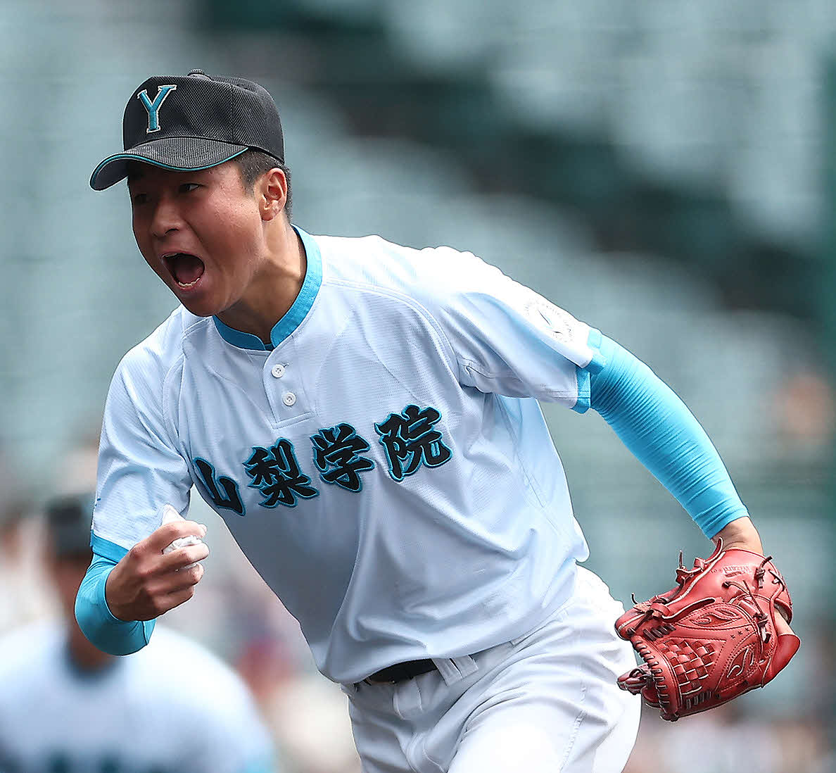 山梨学院対広陵　3回裏広陵2死一、二塁、小林を三振に抑え、雄たけびを上げる山梨学院・林（撮影・河田真司）