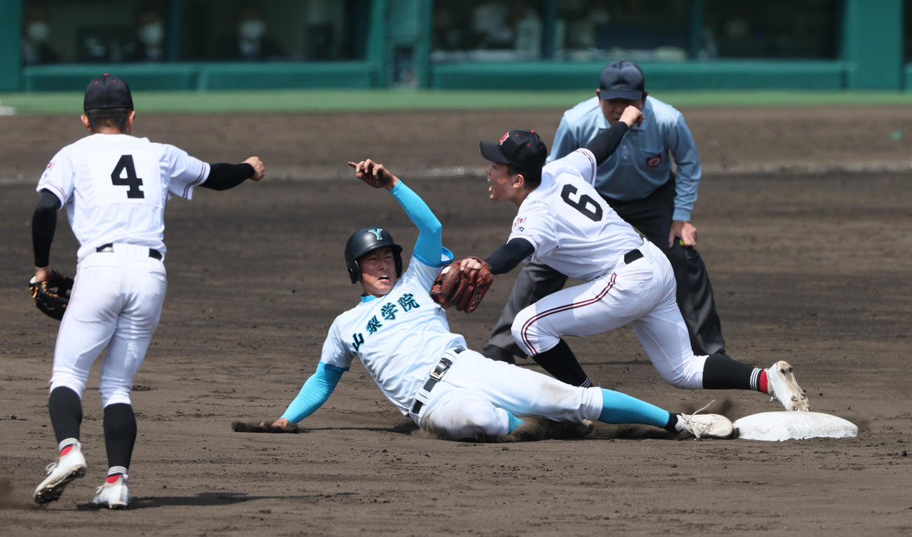 山梨学院対広陵　7回表山梨学院無死一塁、打者佐仲の時、高橋（左から2人目）は二盗を試みるがタッチアウト。右は遊撃手小林（撮影・上山淳一）