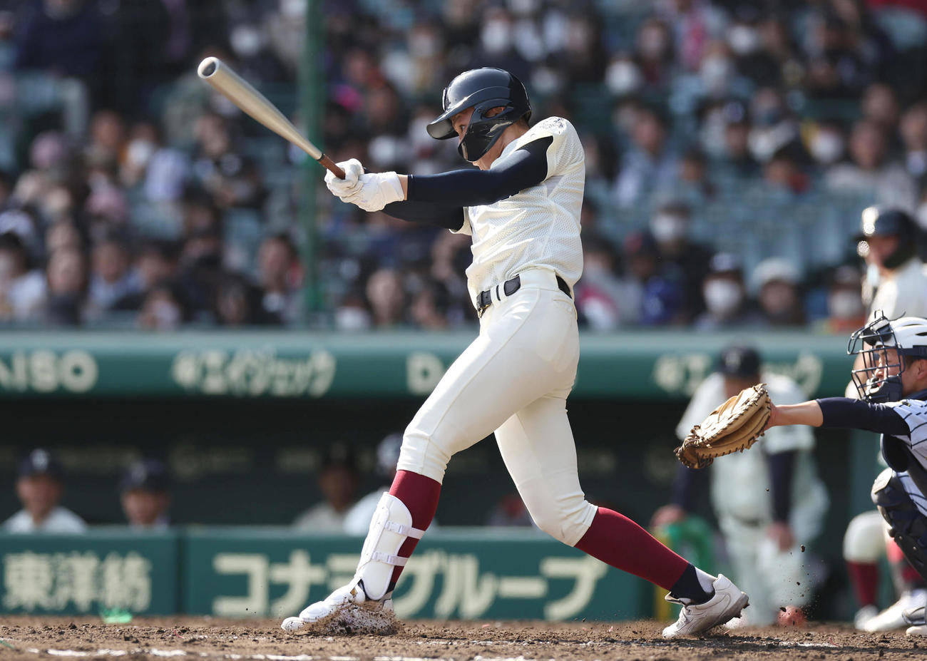 3月29日、東海大菅生対大阪桐蔭　5回裏大阪桐蔭1死、中越え本塁打を放つ佐藤