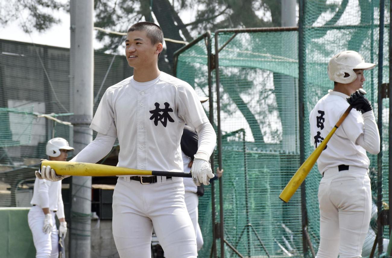 練習で笑顔を見せる報徳学園・林